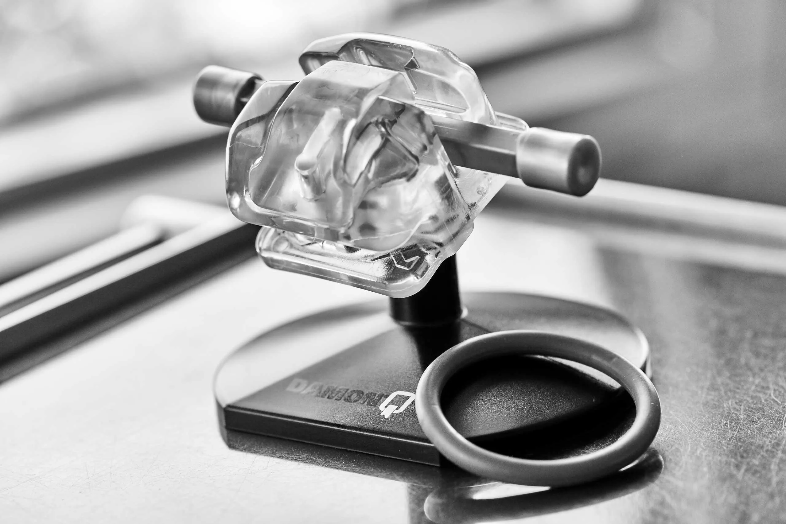 Bild zeigt eine Halterung auf einem Tisch für Zahnspangen