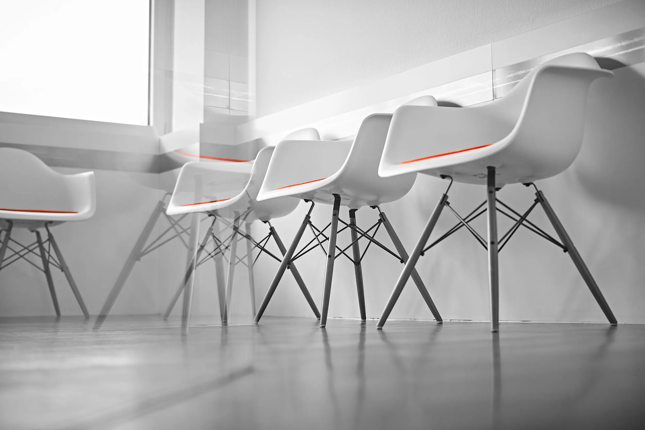 Das Wartezimmer Ihres Kieferorthopäden Auf dem Bild sind bequeme. moderne Stühle im Wartezimmer zu sehen