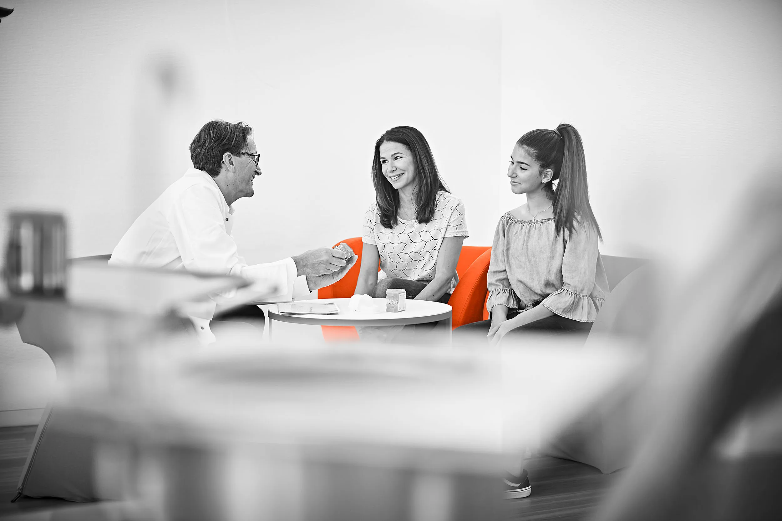 Bei der Beratung gemeinsam die beste kieferorthopädische Lösung für Sie und ihr Kind finden Dr Ritter berät Mutter und Ihrer Tochter über die beste kieferorthopädische Behandlung