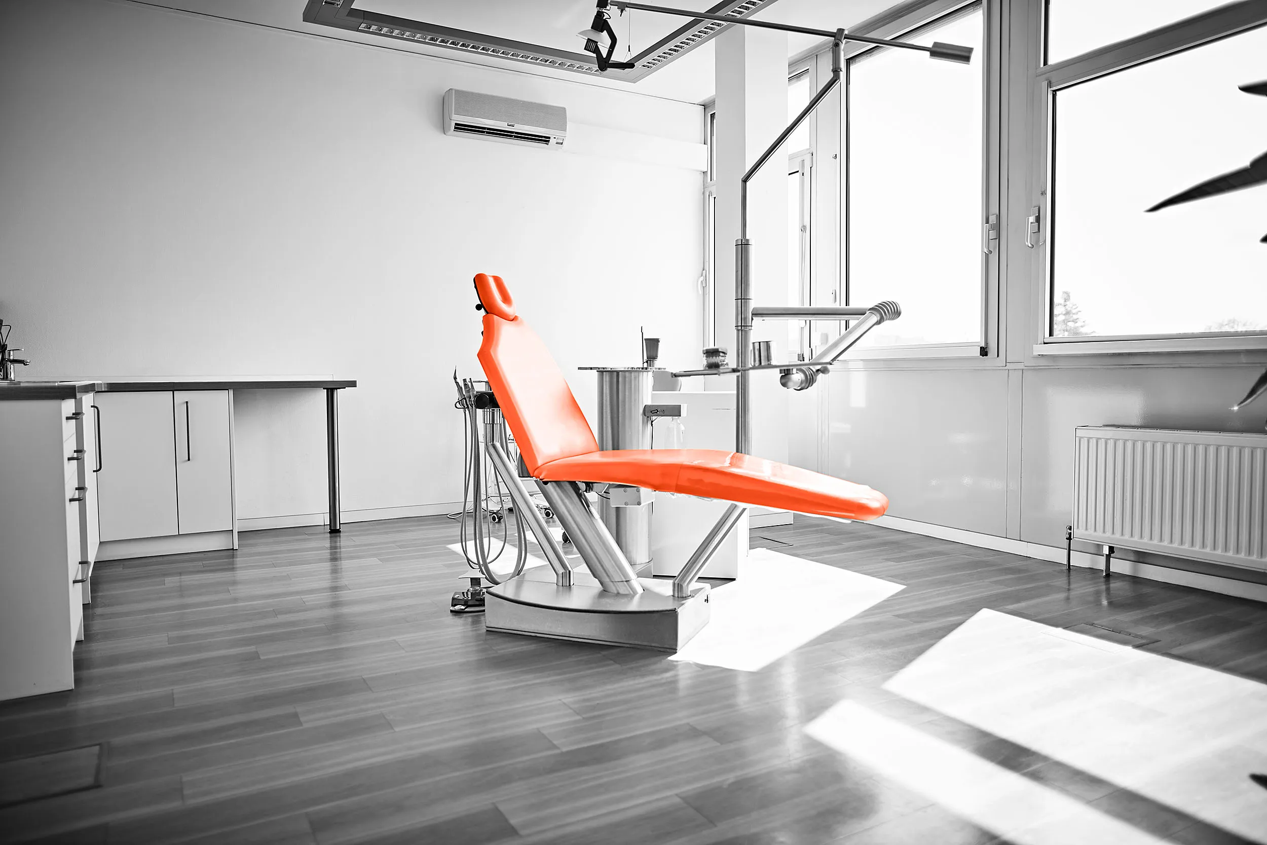 Nich nur Kieferorthopädie mit Herz sondern auch mit bester Ausstattung Es ist auf dem Bild ein moderner Behandlunsstuhl mit neuster technischer Ausstattung zu sehen