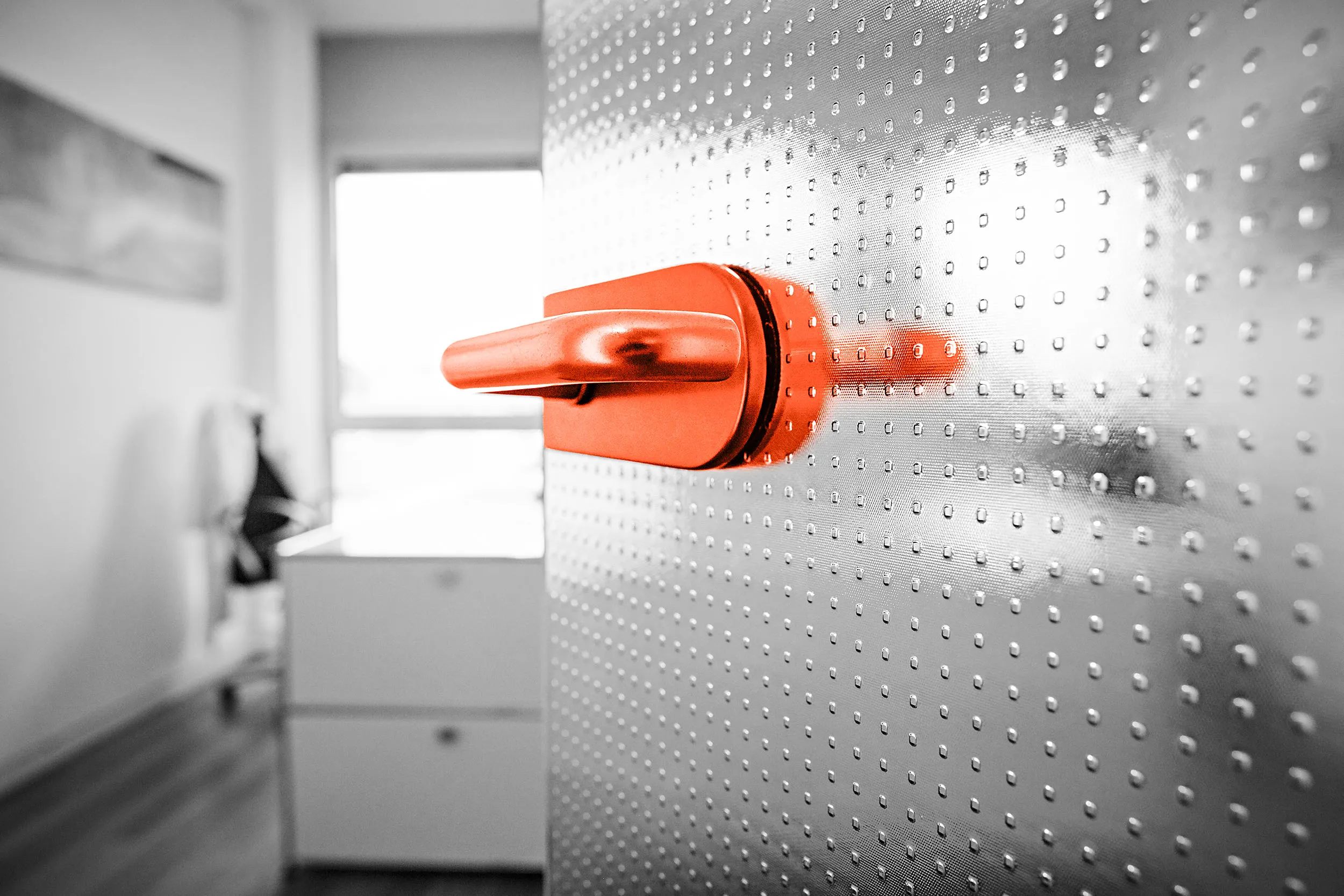 Öffnen Sie die Eingangstür und kommen Sie herein Bild zeigt die gläserne Eingangstür unserer Praxis für Kieferorthopädie