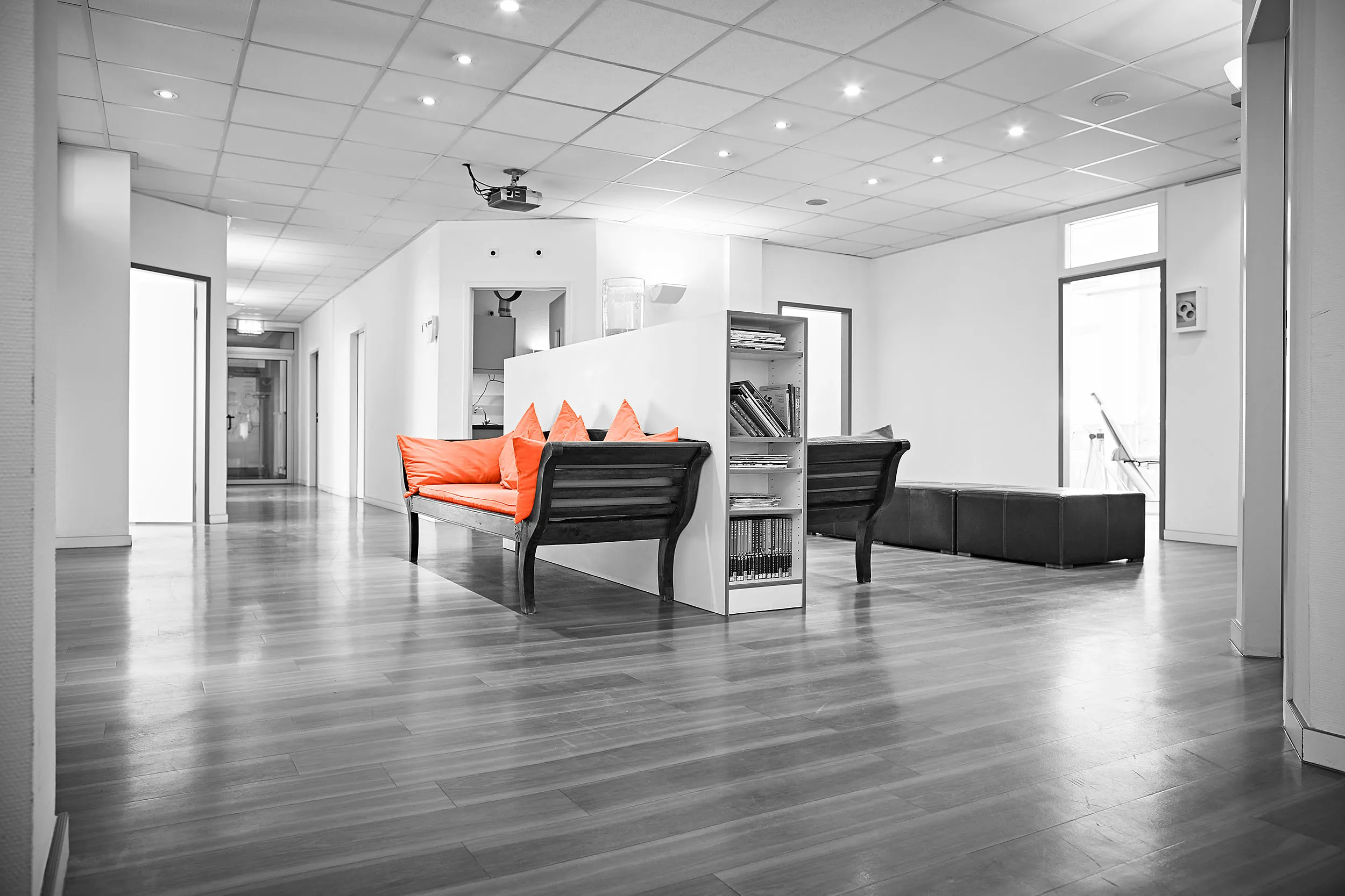 Enstpannte und gute Stimmung im Wartezimmer Bild zeigt das modern eingerichteten Wartezimmers