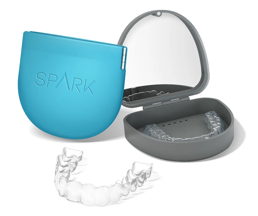 Das Bild zeigt eine offene Aufbewahrungsbox für eine unsichtbare Zahnspange