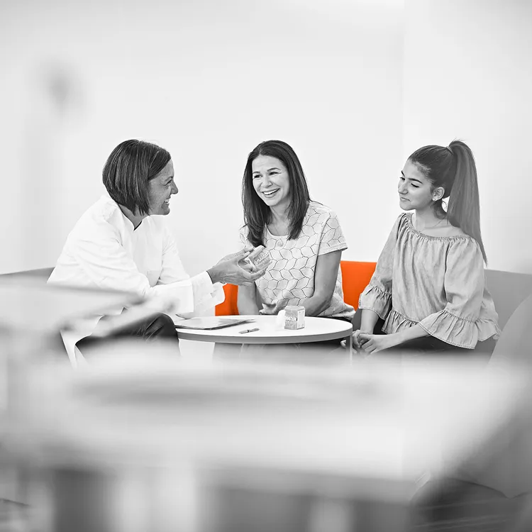 Frau Dr. Ritter berät und berät Mutter und Tochter die Kieferfunktion anhand eines Modellgebisses für eine Spange